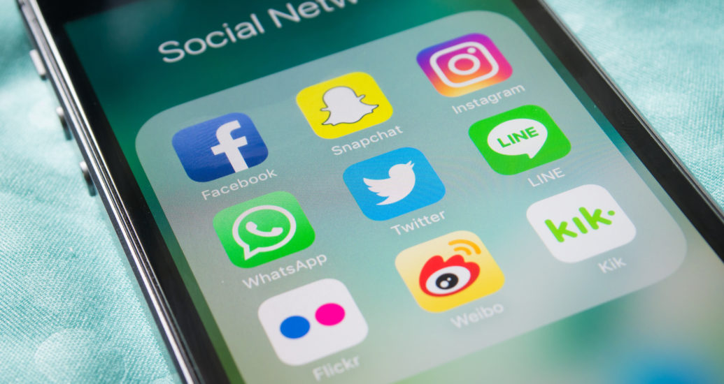 Zaměstnanci v práci na mobilu stráví skoro dvě hodiny denně